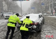 山东济南暴雪交警疏导交通 寒潮致出行受阻