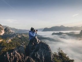 李云霄与红衣仙影的花船之旅